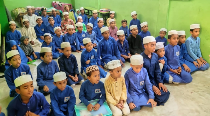 মাইলস্টোনে নিহতদের স্মরণে বসুন্ধরা শুভসংঘের আয়োজনে এতিমখানায় খাবার বিতরণ 